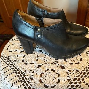Clarks Lida Palmer womens black leather heeled ankle boots size 7.5